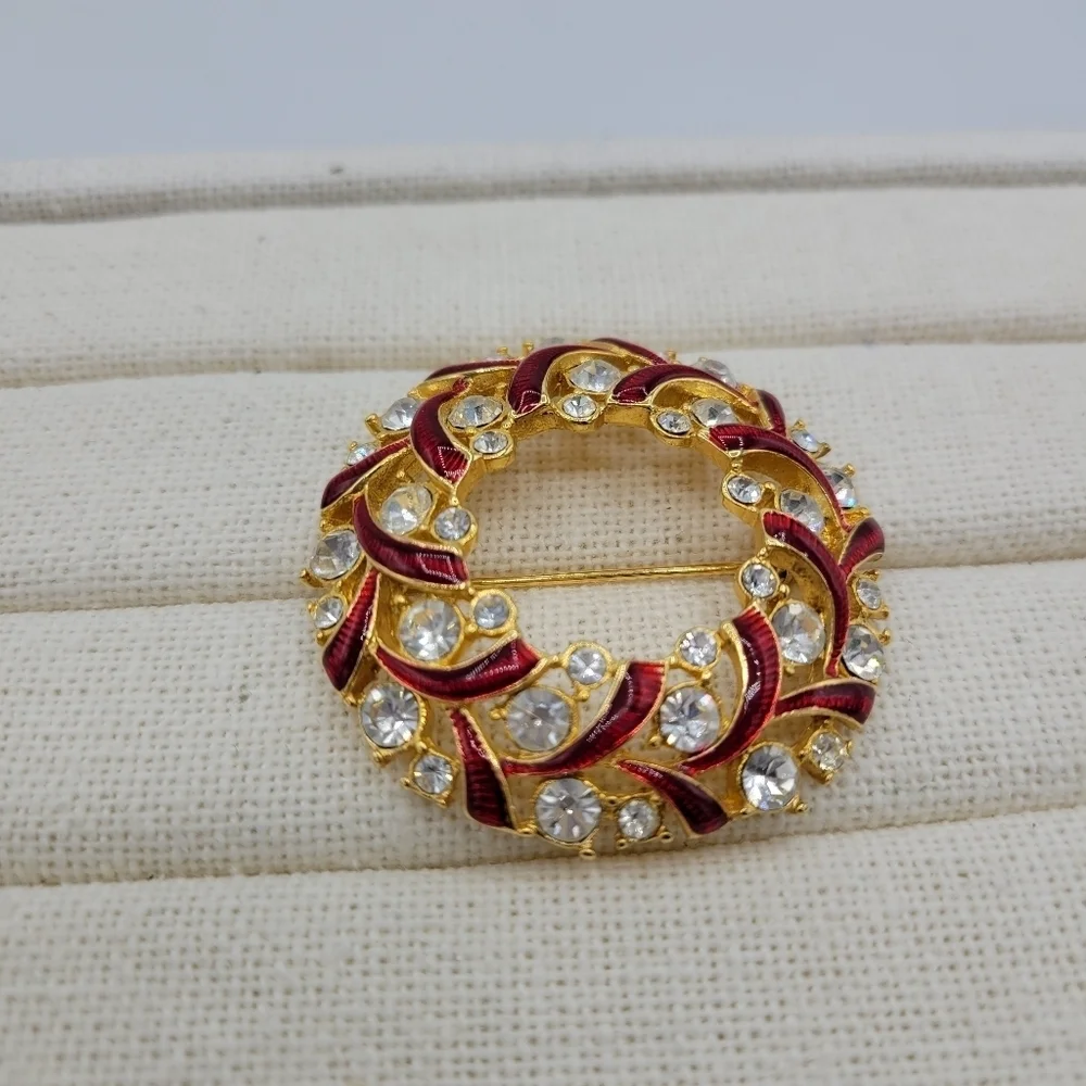 Vintage Christmas Brooch • Goldtone & Rhinestones • Red Wreath